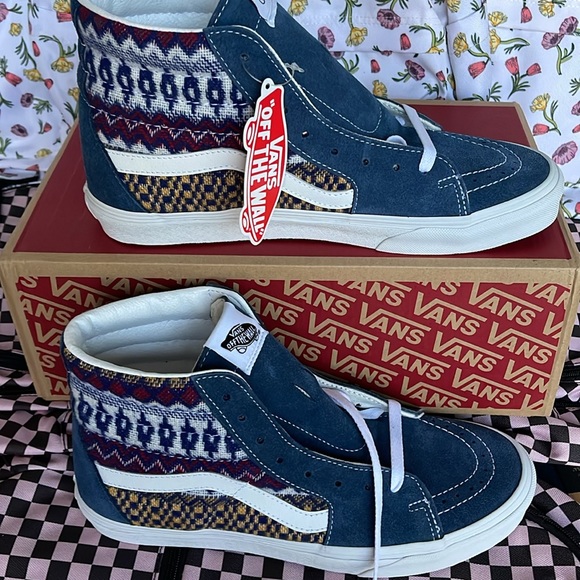Vans Men’s Sk8-Hi
Fair Isle Blue/Multi
VN0A7Q5NBER
Sneakers - Picture 2 of 16